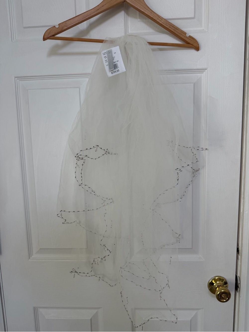 NWTs David’s Bridal Ivory Swarovski Beaded Edge Bridal Fingertip Veil on Comb